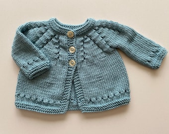 Handgestrickte Baby, Seidige Strickjacke 0-3 Monate in Türkis mit cremefarbenen Knöpfen