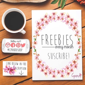 Op de afbeelding: Een witte kaart met een roze bloemkransrand. De tekst "FREEBIES - every month SUBSCRIBE!" staat in zwarte tekst. De tekst "Follow me!!! @CPANDOSHOP" staat op een witte telefoon met roze social media-pictogrammen. Een witte kaart met de tekst "LINK BELOW IN THE DESCRIPTION" ligt op een houten oppervlak.
