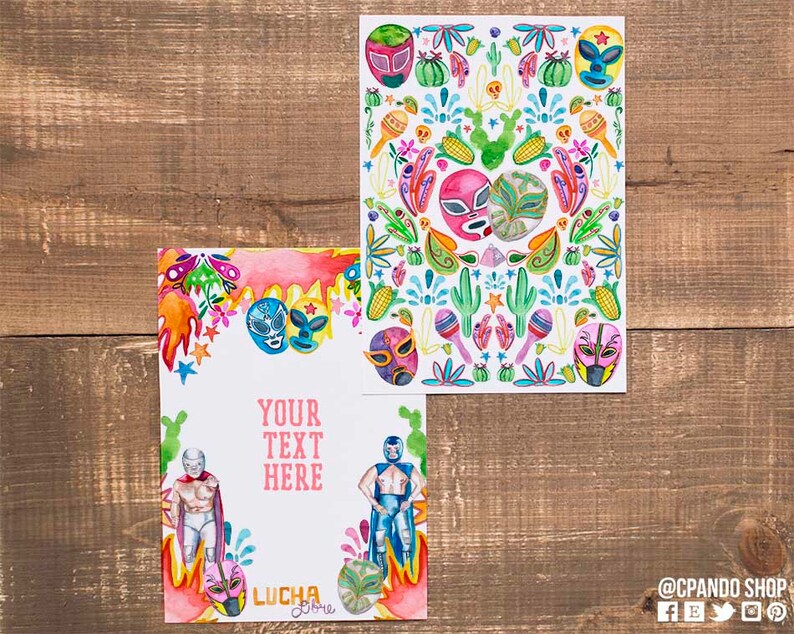 Puede incluir: Dos tarjetas imprimibles con un tema colorido de lucha libre. La primera tarjeta presenta un patr&oacute;n repetitivo de m&aacute;scaras de lucha libre, cactus, maracas y flores. La segunda tarjeta tiene un borde de m&aacute;scara de lucha libre con dos luchadores en el centro y el texto "Your Text Here" y "Lucha Libre".