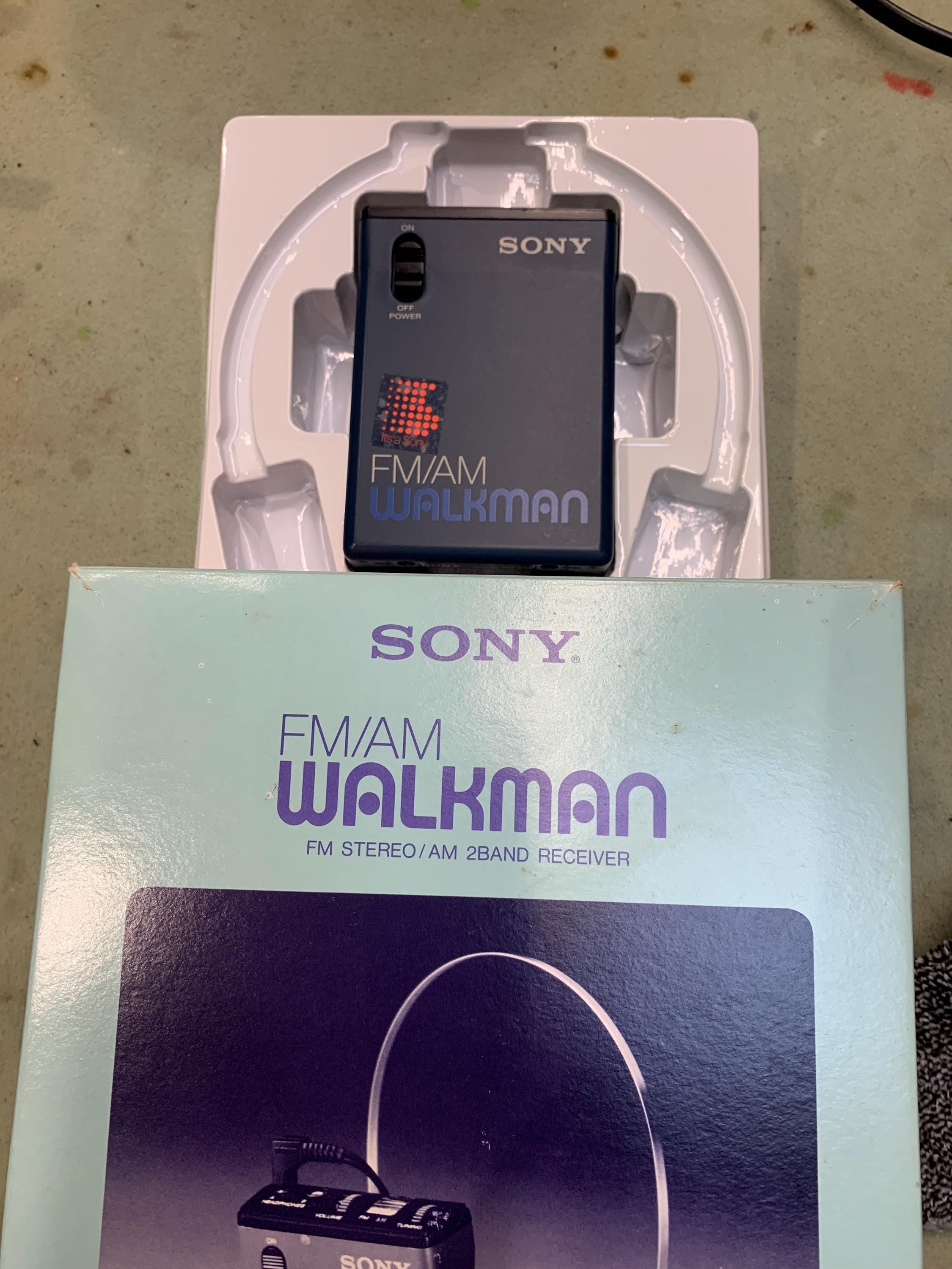 SONY Watchman AMラジオ 1984年製　未使用品 Vintage Sony Watchman FD-20A 1983 Portable Handheld TV With Power