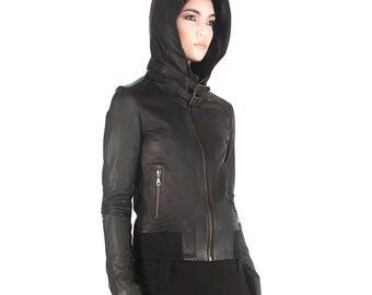 Chaqueta de motociclista negra con capucha de piel de cordero para mujer con forro de seda