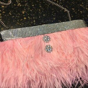 Cartera única con plumas de avestruz rosa. Es un bolso único para bodas, graduaciones o para lucir con jeans.