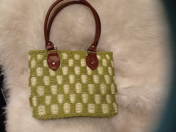 Green and cream woven straw purse with leather ha… - image 1