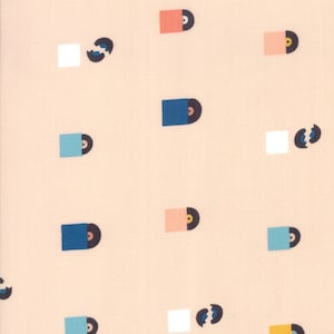 Könnte beinhalten: Ein pfirsichfarbener Stoff mit einem sich wiederholenden Muster aus blauen, rosa und gelben Quadraten und Kreisen. Die Quadrate enthalten schwarze Kreise und die Kreise sind in zwei Teile gebrochen.