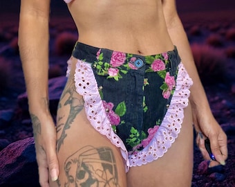 Shorts de pana con estampado floral y talle alto.