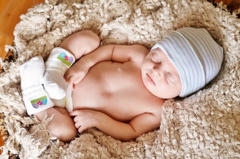 Newborn Baby/'s First Easter Hat and Sock Set Baby Girl, Baby Boy, Newborn Hospital Hat, Baby Hospital Hat, Newborn Socks, Newborn Easter