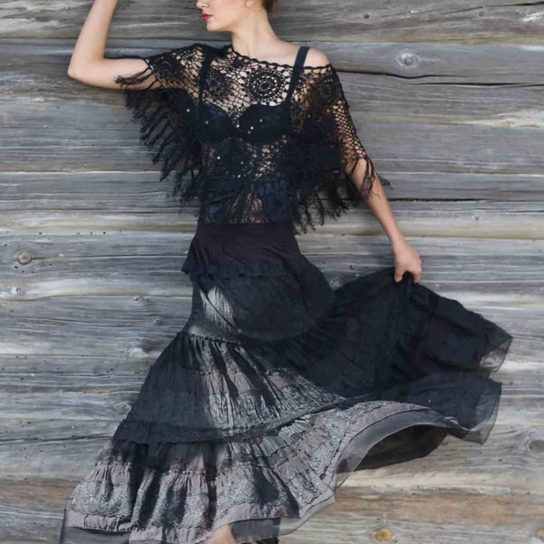 Jupe longue romantique en soie noire de style boho-chic. Multicouche.