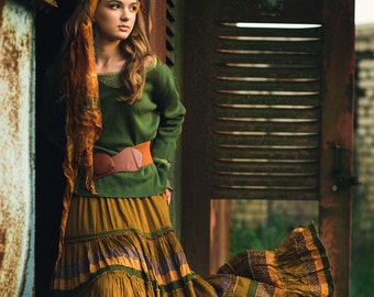 Automne - une jupe longue jaune pittoresque à plusieurs niveaux en soie et viscose. Style bohème chic.
