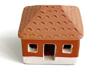 Handgemaakte Braziliaanse keramische huisminiatuur, gesigneerd volkskunstaardewerk, terracotta dorpsdecor