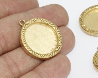 Puede incluir: Tres bandejas redondas doradas para colgantes con un borde decorativo. Cada bandeja tiene un pequeño lazo en la parte superior para sujetar a una cadena o cordón. Las bandejas están vacías, listas para adornar.