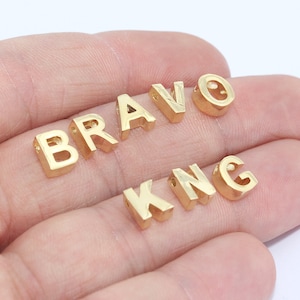 Letras de ouro brilhante 24k de 6 x 7 mm, pingentes de letras, contas de letras, pingentes iniciais, pingentes de pulseira, pingentes mini, contas do alfabeto, SLDS, HRF5