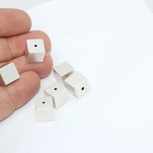 Colgante de cubo de plata antigua de 10 mm, perlas de cubo, encantos geométricos, cubos, cuentas grandes, collar de cubo, hallazgos plateados, TCP, AG57