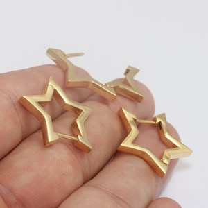 25x27mm 24k Shiny Gold Star Earrings, Gold Leverback Earrings, Gold Star Earrings, Gold Earring Clasps, Gold Plated Earrings, MLS182