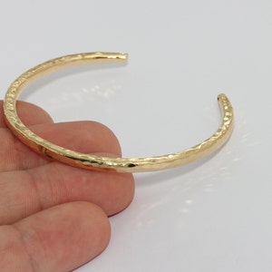 3,5 mm 24k glänsande hamrat armband i guld, armband med öppen manschett, stapelbart guldarmband, minimalistisk manschett, förgyllda detaljer, CHK224 bild 5