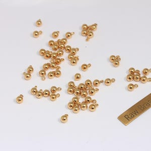 4 mm råa mässingskulor, kulhänge, minikularmbandsberlocker, droppkulberlocker, kuldistanspärlor, råa mässingsdetaljer, HLS37