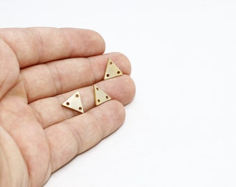 Puede incluir: Cuatro pequeños conectores metálicos dorados en forma de triángulo, cada uno con tres agujeros. Los conectores se muestran sobre un fondo blanco. Estos conectores probablemente se utilizan en la fabricación de joyas u otros proyectos de artesanía.