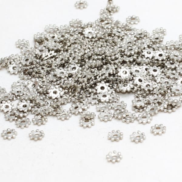 50 peças de contas espaçadoras em formato de floco de neve, banhadas a prata, 5 mm, SBF, FRY44