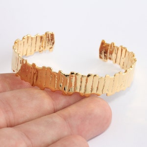 60mm 24k Glänzendes Gold Armband Armspange, Gehämmertes Band Armband, offene Armspange, handgemachtes Armband, Armband Armreif, Vergoldete Fundstücke, CHK132-1
