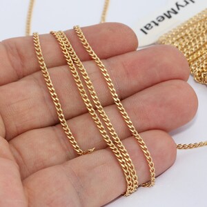 Puede incluir: Un collar de cadena de color dorado. La cadena est&aacute; hecha de peque&ntilde;os eslabones entrelazados, creando una superficie texturizada. La cadena se muestra sobre un fondo claro, resaltando su color y dise&ntilde;o. Es una joya.