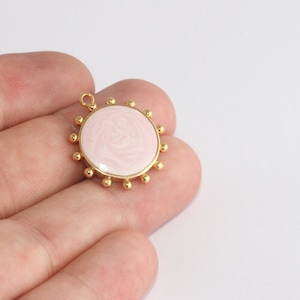 Pendentif solaire plaqué or brillant 22mm 22mm 22k, collier solaire, pendentif médaillon solaire, charmes solaires en émail rose clair, trouvailles plaquées or, EMP, XP287