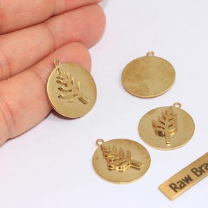 Colgante de hoja de latón crudo de 19 mm, dijes de hoja de latón, medallón de hoja, moneda de flor, dijes de moneda de flor, accesorios de latón crudo, XP167
