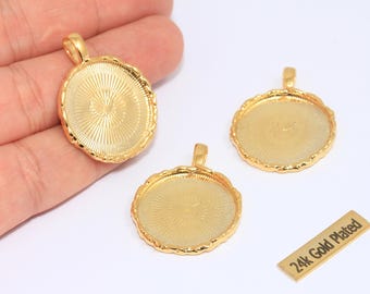 Puede incluir: Tres bandejas de colgantes chapadas en oro con interior texturizado y bordes festoneados. Cada colgante tiene un pequeño lazo para sujetarlo a una cadena. Una pequeña etiqueta rectangular dice "24k Gold Plated".
