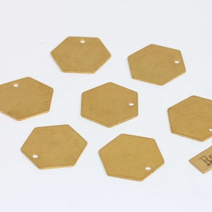 12 piezas de hexágonos de latón crudo de 20 mm, dijes geométricos hexagonales, colgantes para collar, sellos en blanco, monedas, accesorios de latón crudo, MHG, AC30