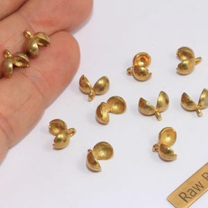 4,5 mm krymphylsor i råmässing, passar 2,5-4 mm, snörändar, mussleformad pärlspets, kulkoppling, kedjekrymphylsor, mässingsdetaljer, CLO32