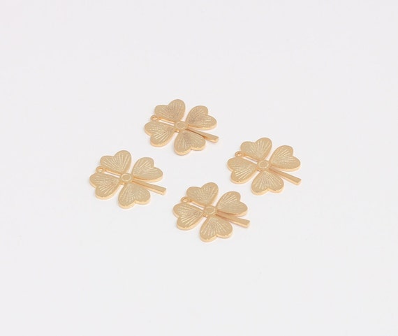 16 x 17 mm 24k 光沢のあるゴールドクローバーチャーム、四つ葉の