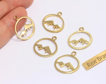 19 x 21 mm bergsberlock i råmässing, berlock om bergskedjans toppar, berlock om berget Everest, världsbelockar, resenärshänge, CMR132-1