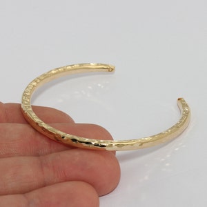3,5 mm 24k glänsande hamrat armband i guld, armband med öppen manschett, stapelbart guldarmband, minimalistisk manschett, förgyllda detaljer, CHK224 bild 3