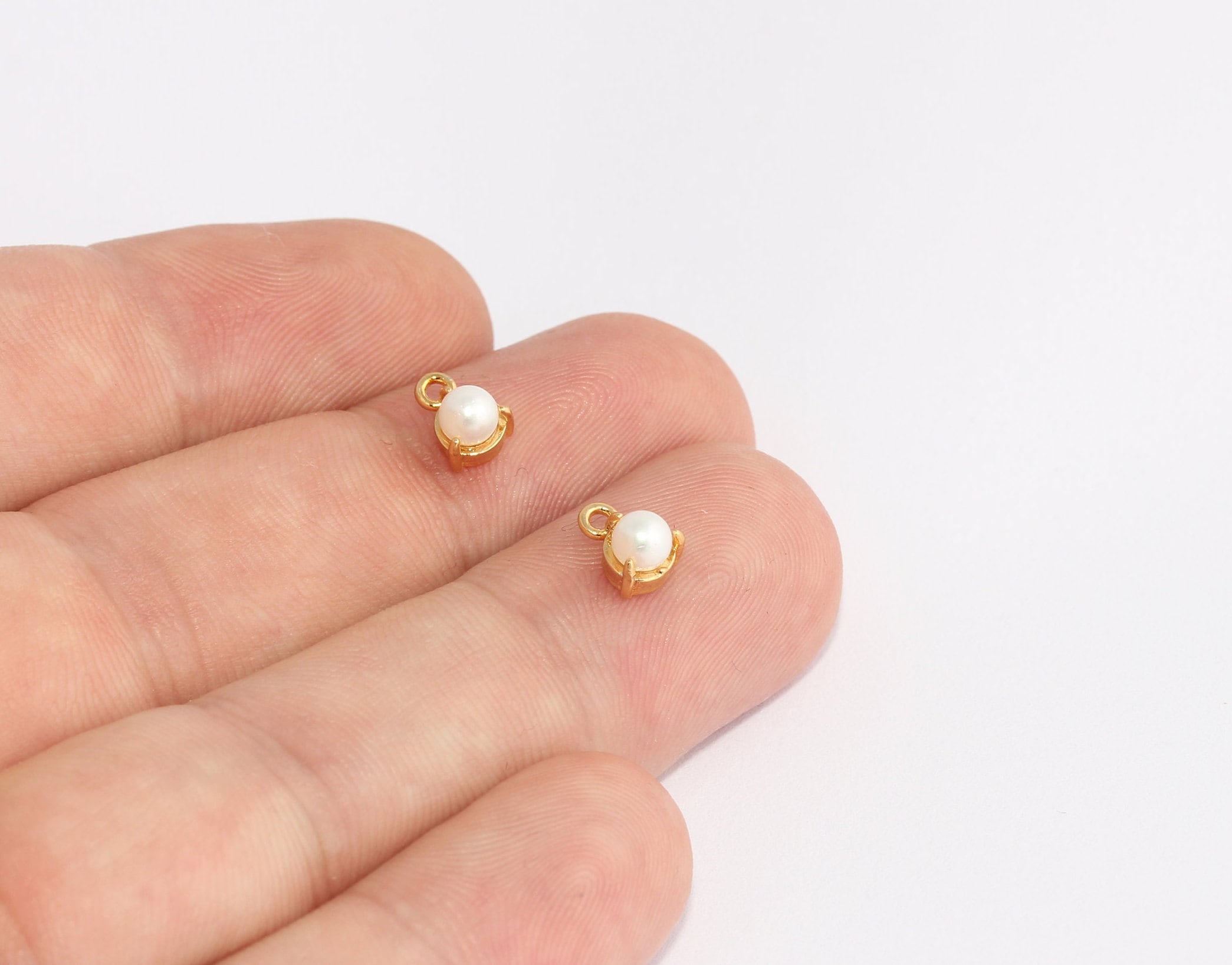 ホワイトゴールド　ドロップ型チャーム 5 x 7 mm 24k シャイニーゴールドドロップチャーム、ホワイトパール