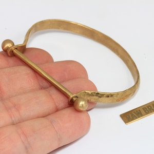 6,5 mm hamrad manschettarmband i råmässing, armband med öppningsbart skruvspänne, ZRCN889