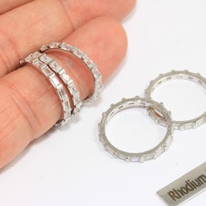 17mm ロジウムメッキ マイクロパヴェリング、繊細なリング、キュービックジルコニア スタッキングリング、ホワイトストーン ミニリング、シルバーメッキリング、CMR40