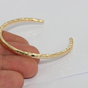 3,5 mm 24k glänsande hamrat armband i guld, armband med öppen manschett, stapelbart guldarmband, minimalistisk manschett, förgyllda detaljer, CHK224 bild 4
