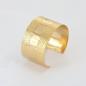35x155mm 24k glänzend gold gehämmert Armreif, vergoldete Manschette, gehämmert Manschette Armband, vergoldet Armband, handgemachte Armband, CHK343