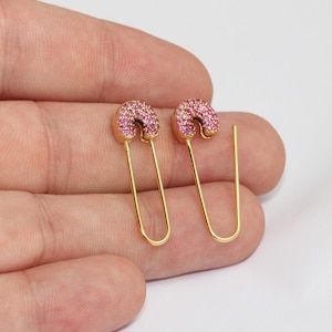 10x32mm 24k Glanzende Gouden Veiligheidsspeld Oorbellen, CZ Micro Pave Pin Oorbellen, Statement Oorbellen, Veiligheidsspeld Pull Through Drop Oorbellen, MLS575
