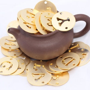 20mm 24k letras de oro mate, encantos de letras, encantos de monograma, encantos iniciales, encantos de collar de oro, encantos de la moneda, cuentas del alfabeto, HRF2