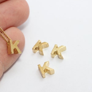 5 unids 6x7mm crudo latón carta encantos, cuentas de la carta, encantos iniciales de latón, letra K, encantos de latón, mini colgantes encantos, SLDS , HRF43