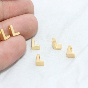 Berloques de letras em ouro fosco 24k de 6 x 7 mm, contas de letras, berloques de iniciais em ouro, letra L, berloques de ouro, mini pingentes, contas do alfabeto, GLDS, HRF8