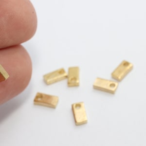 5 piezas 6x7mm Raw Latón Letter Charms, Letter Beads, La brass Initial Charms, Letter I, Brass Charms, Mini Colgante Charms, SLDS , HRF43