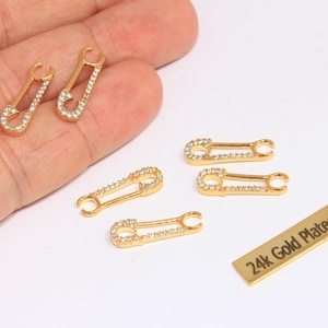 6,5 x 20 mm 24k glänzend vergoldete CZ Sicherheitsnadel Anhänger, Micro Pave Sicherheitsnadel Anhänger, Gold CZ Verbinder Charme, vergoldetes Zubehör, MTE210