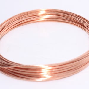 Op de afbeelding: Spoel van koperdraad, netjes gewikkeld in een cirkelvorm. De draad heeft een heldere, roodbruine kleur en een gladde textuur. Ideaal voor het maken van sieraden, knutselen of elektrische projecten. Diameter ongeveer 10 cm.