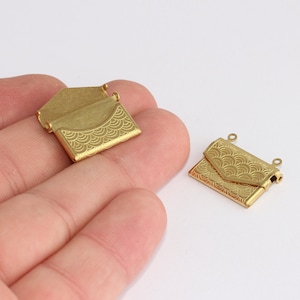 17x22mm Raw Brass Envelope Charms, Colgante de sobre, Sobre de carta, Dainty Charms, Amuletos grabados, Raw Brass Charms, ENP, CHK138-2