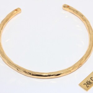 3,5 mm 24k glänsande hamrat armband i guld, armband med öppen manschett, stapelbart guldarmband, minimalistisk manschett, förgyllda detaljer, CHK224 bild 2