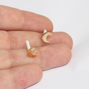 7x8mm 24k Glanzende Gouden Maan Oorbellen, Moon Stud Oorbellen, Minimalistische Oorbellen, Gouden Maan, Sierlijke Oorbellen, Vergulde Bevindingen, TSE, MLS573