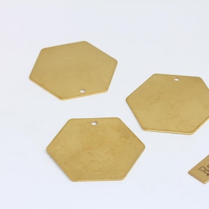 5 colgantes hexagonales de latón crudo de 30 mm, dije geométrico, dije hexagonal, colgante para collar, sello en blanco, monedas, accesorios de latón crudo, TMH, AC44