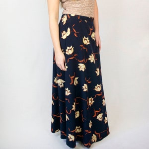 Vintage 1980s High Waisted Floral Flower Print Navy Blue Beige Long Light Spring Summer Casual Boho Silky Maxi Skirt Women&#39;s Size Small