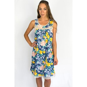 Vintage 1950s Blue Yellow Floral Print Lace Trim Sleeveless Spring Summer Midi Babydoll Shift Dress Size Small