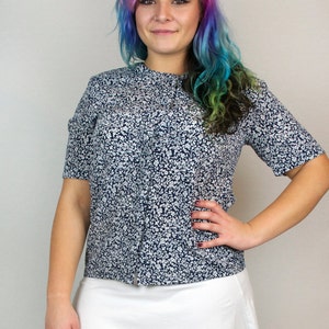 Vintage 1980s Retro Floral Print White Navy Collarless Button Down Short Sleeve Top Blouse Women&#39;s Size Large